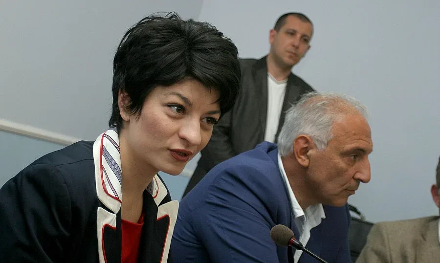 Атанасова: Няма да клекна пред аптекарите