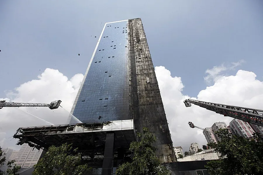 Небостъргач горя в Истанбул, размина се без жертви