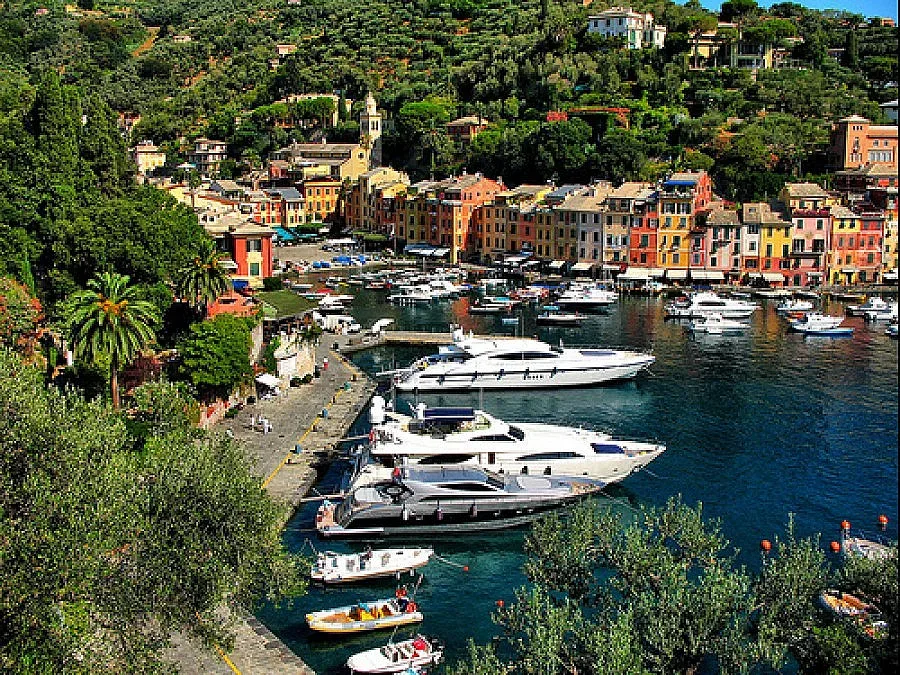 Богаташи с яхти бягат от Италия