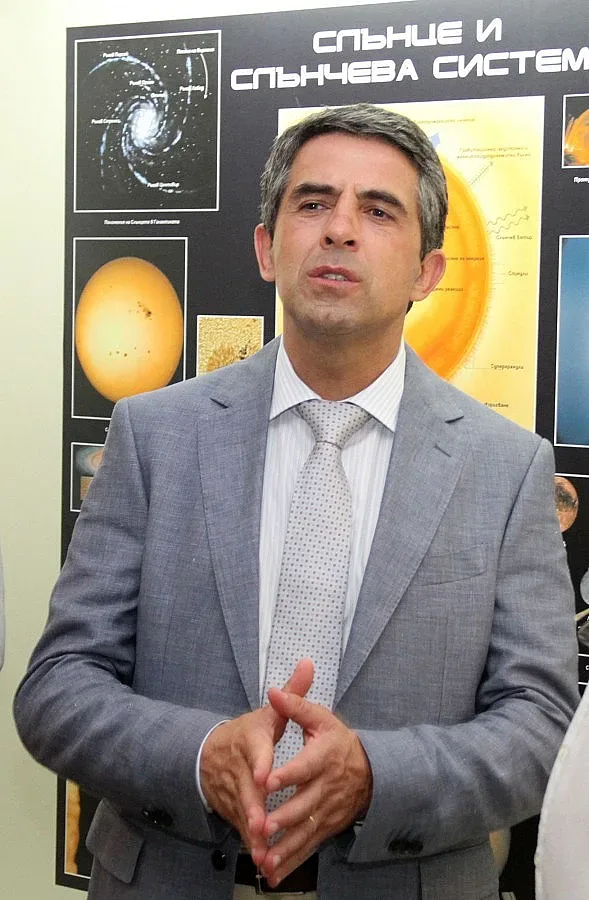 Президентът дава по 2000 лв. на сираци студенти