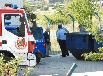 Полицаи и пожарникари в района на труса