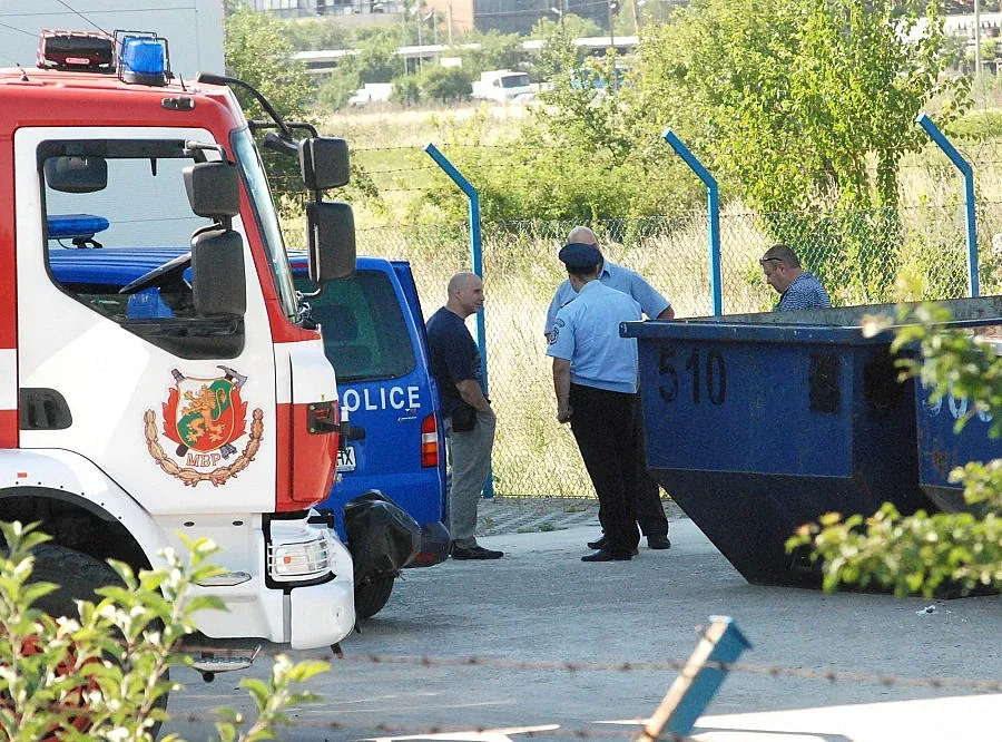 Полицаи и пожарникари в района на труса