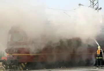 Дим от спирачките спря влака Бургас-София