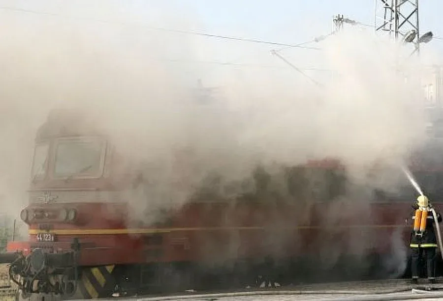 Дим от спирачките спря влака Бургас-София