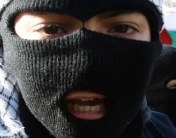 Въоръжени с качулки ограбиха склад за метали