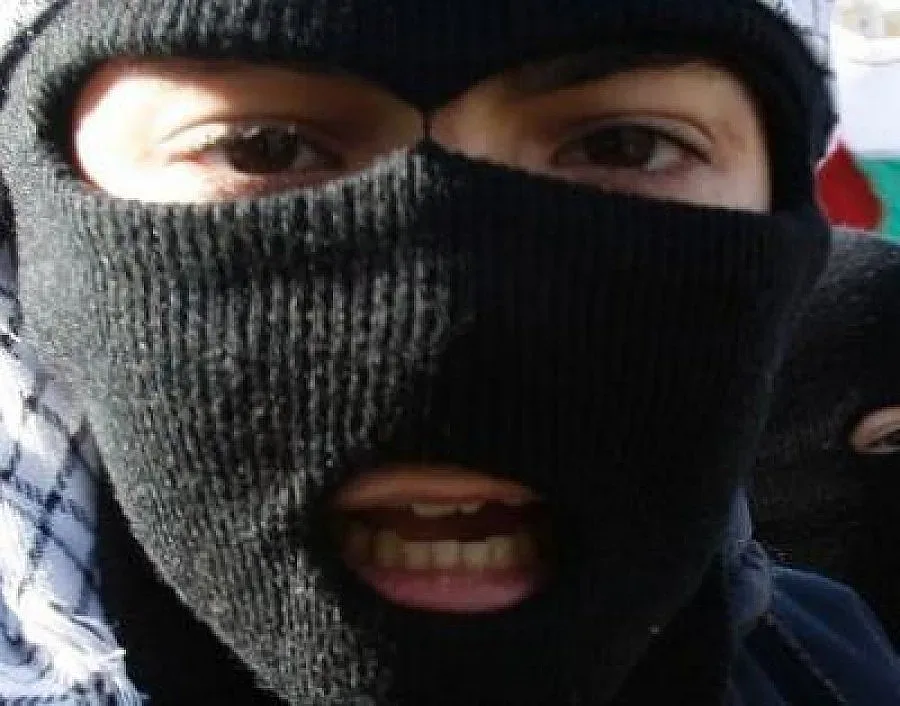 Въоръжени с качулки ограбиха склад за метали