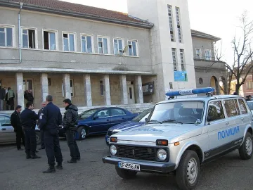 Страшилището от Галиче бие и подстригва