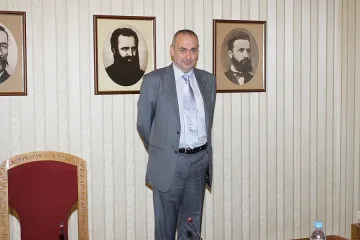Велчев притеснен, че чужди магистрати наблюдават родни дела