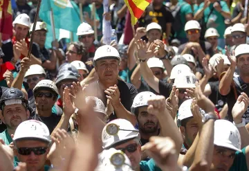 Миньори се биха до кръв с полицията