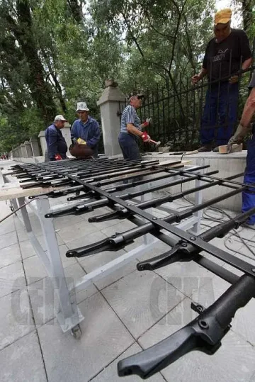 Задигнаха три пушки от оградата на Военната академия