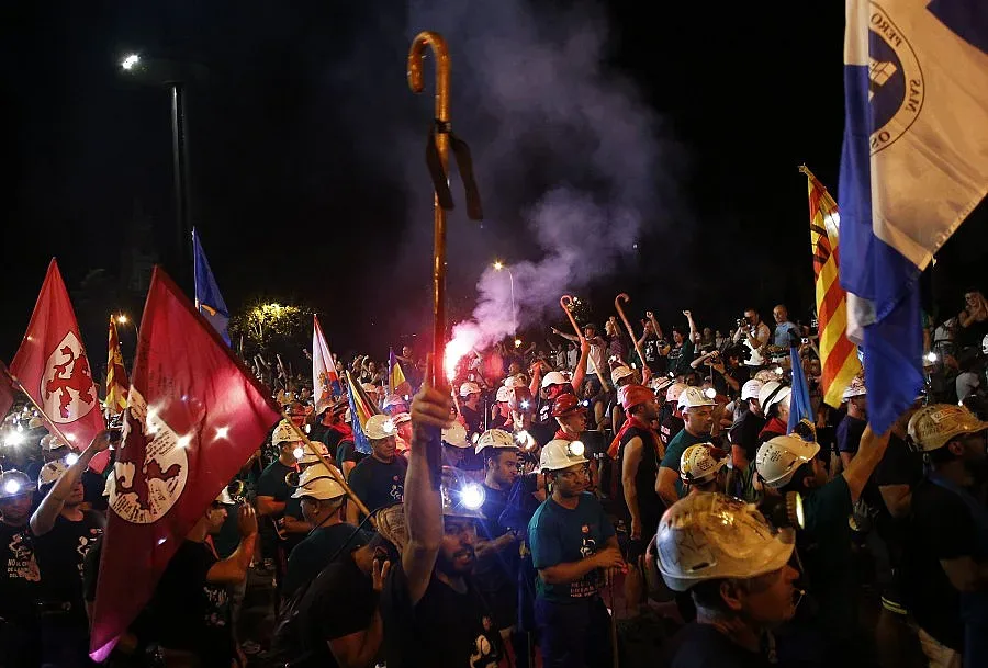 Испанските миньори на нощен марш за субсидии