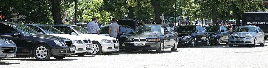 Властта слиза от лимузините за вота