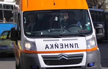 Такси помете пешеходка на "Орлов мост"