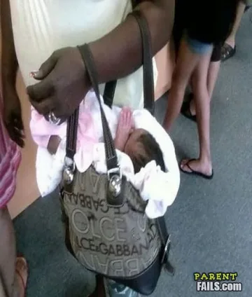 Митничари откриха бебе в ръчен багаж