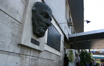 Пребиха и ограбиха 29-годишен на стълбите на блок