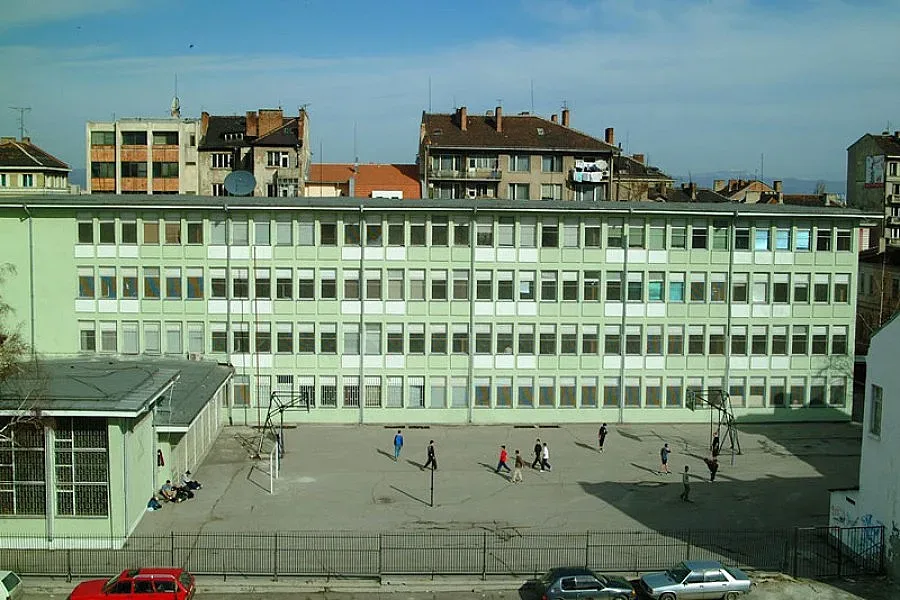 Търсят момчета за топгимназиите