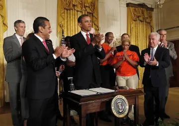 Обама с малка преднина пред Ромни в ключови щати