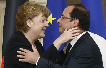 Меркел и Оланд с целувка за "неизбежната връзка"