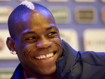 Балотели скара Линда и Наоми