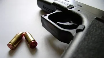 Човек на Поли Пантев се гръмна в гърлото 