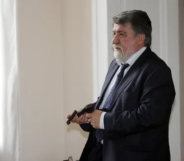 Рашидов тъжен във властта 