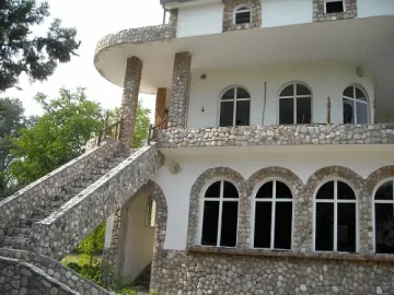 Подпалиха хасиендата на Цар Киро