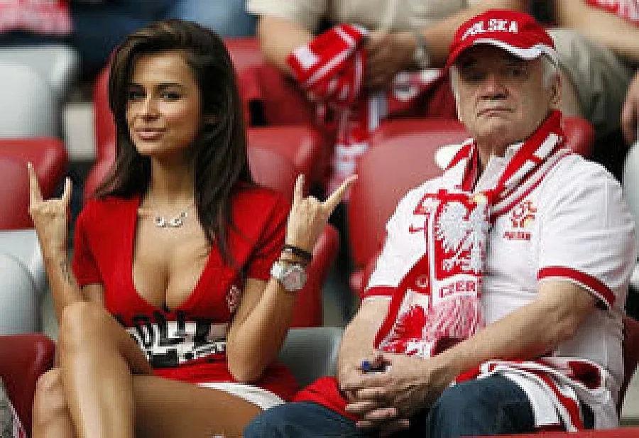 Чичко Хю лапна и Мис Евро 2012