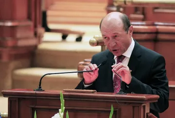 Пробват да съборят румънския президент