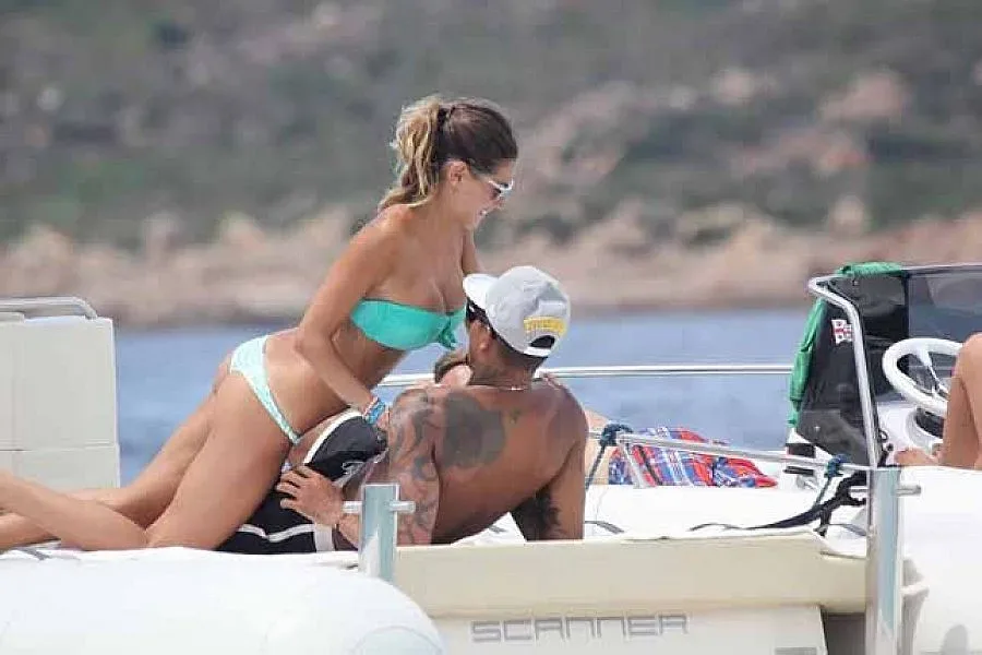 Футболните звезди избягаха в Маями