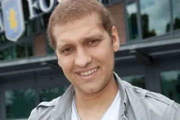 "Астън Вила" разплака Стилиян с торта (ВИДЕО)