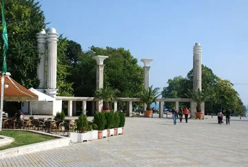 Слагат КПП в Морската градина