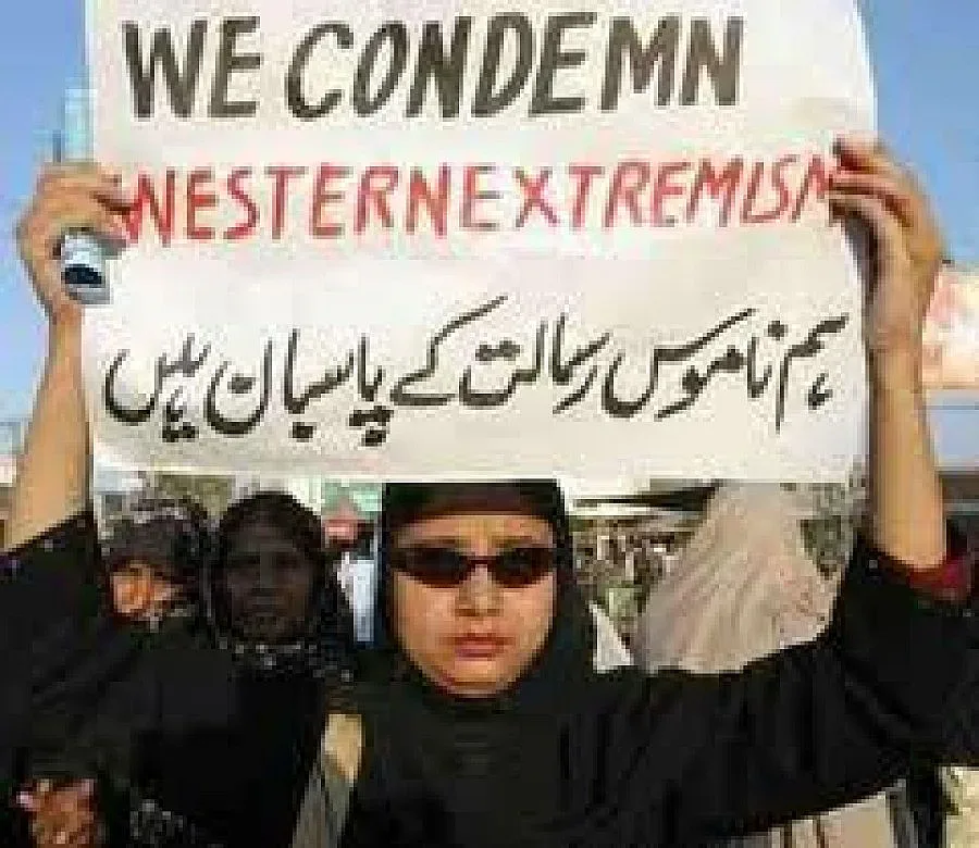 Изгориха публично мъж, запалил Корана