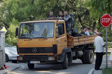 На двама доброволци се пада по една лопата