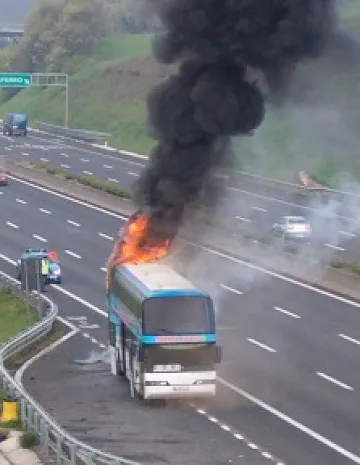Автобус пламна в движение до увеселителен комплекс