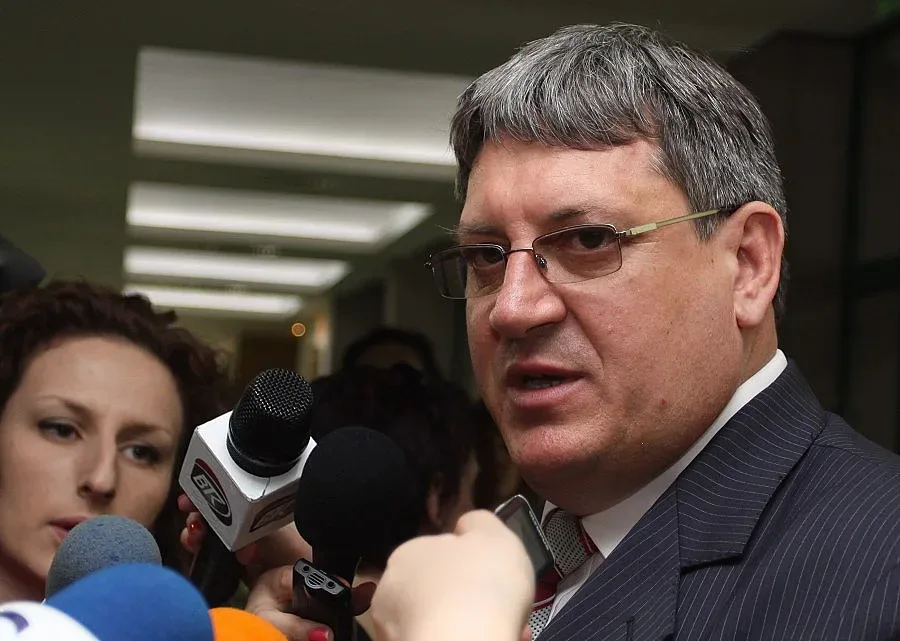 Здравната каса прави национален архив
