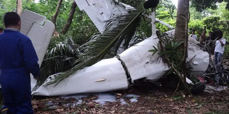 Двама военни пилоти изчезнаха след сблъсък във въздуха