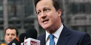 Камерън се заканва да ограничи наплива на гърци към Острова