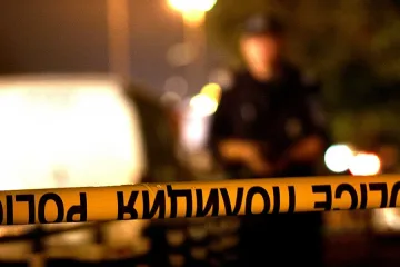 Умря болна от шизофрения, намушкана между бедрата