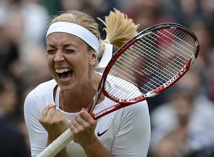 Хубавата Маша сърба немска каша