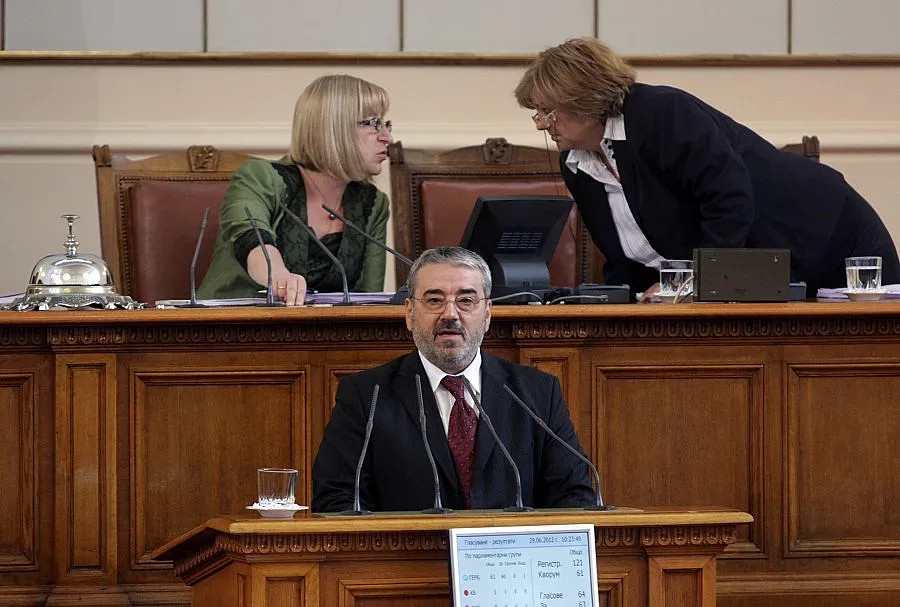Парламентът заседава извънредно