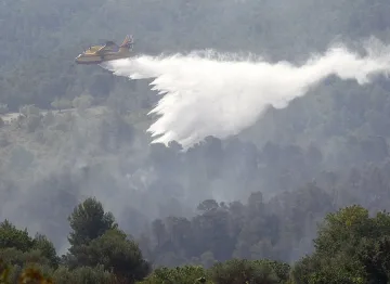 Огромен пожар прогони 2000 туристи в Испания