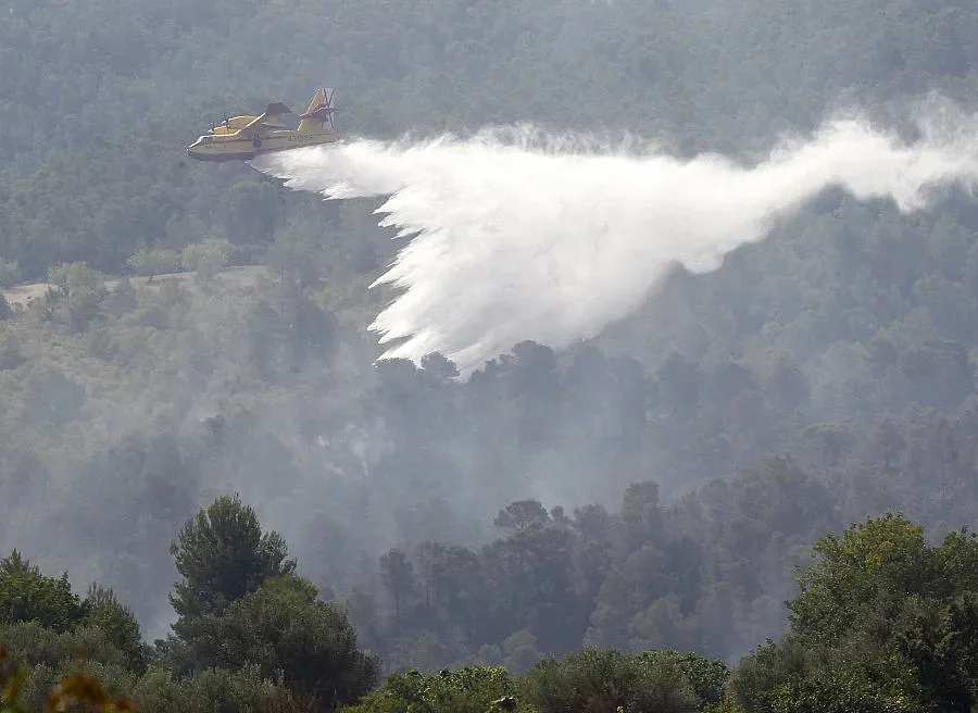 Огромен пожар прогони 2000 туристи в Испания