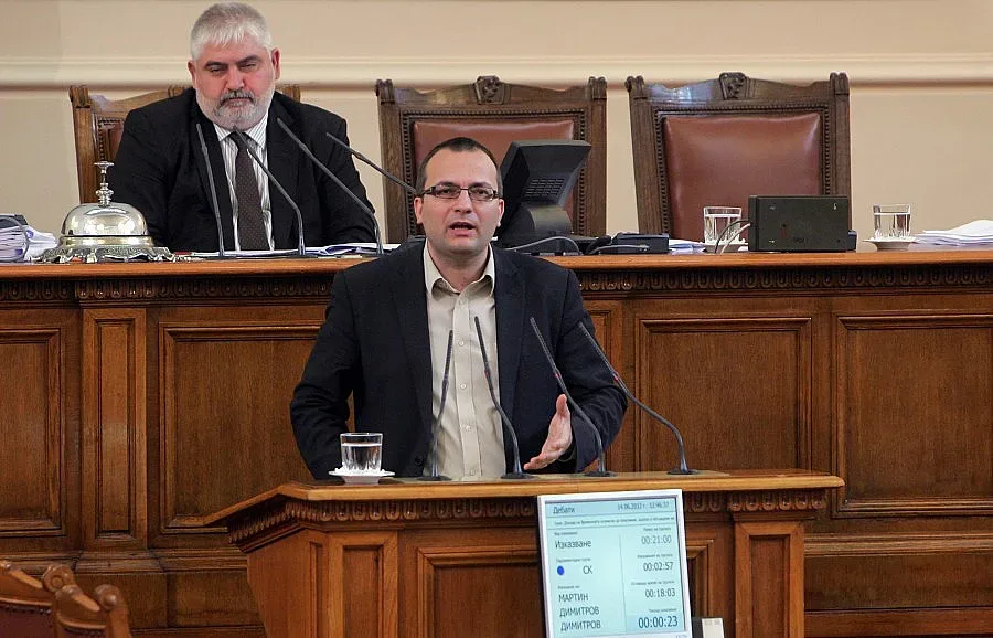Мартин цака СДС, остава лидер