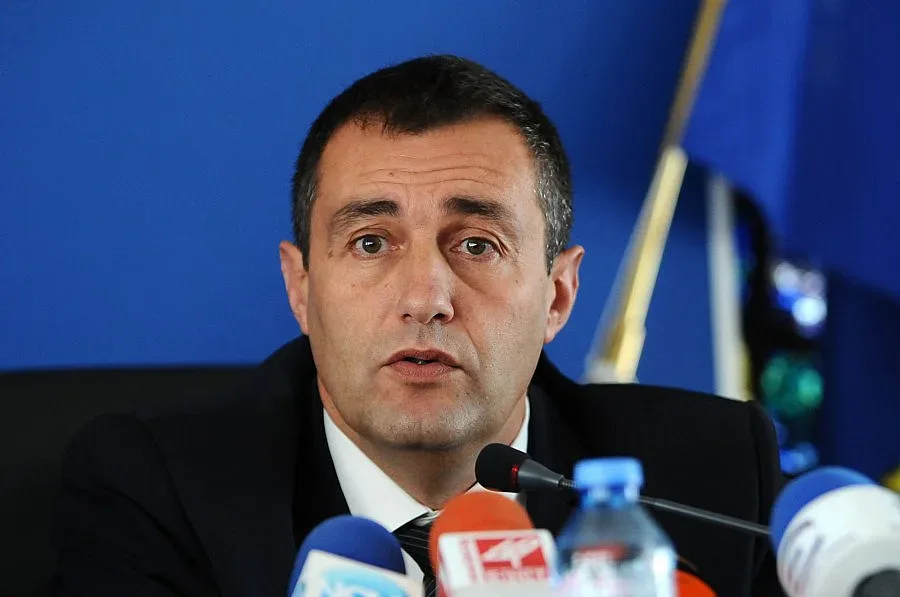 Нейков дава на заден за хижите, оттегля поправката