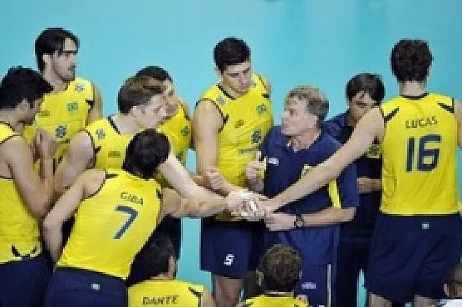 Горя автобусът на волейболистите на Бразилия 