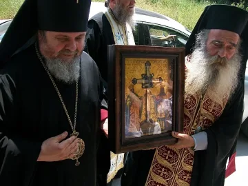 Катастрофа не спря Светия Кръст за Търново