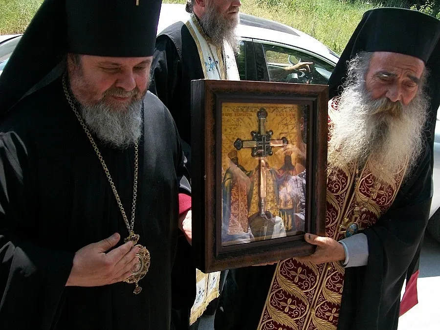 Катастрофа не спря Светия Кръст за Търново