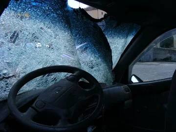 Автомобил се вряза в автобус, един загина 