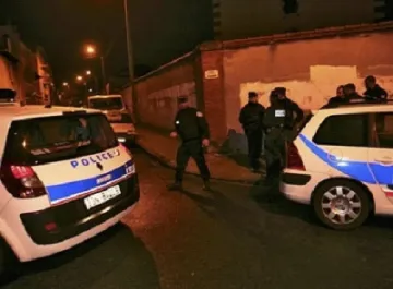 Мъж уби двама пред дискотека и избяга