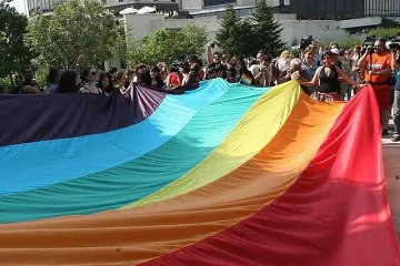 2000 души излизат на „София прайд”